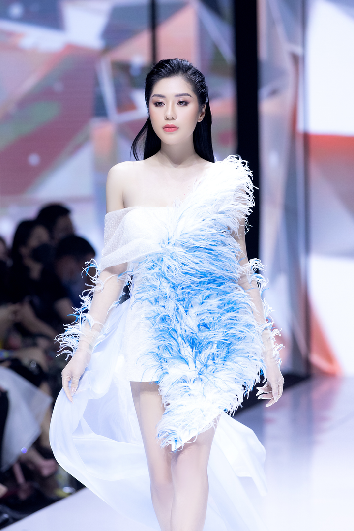 Lần đầu sải bước trên sàn catwalk, Hoa hậu Tô Diệp Hà được khen ngợi hết lời - 5