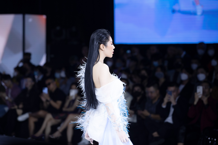 Lần đầu sải bước trên sàn catwalk, Hoa hậu Tô Diệp Hà được khen ngợi hết lời - 7