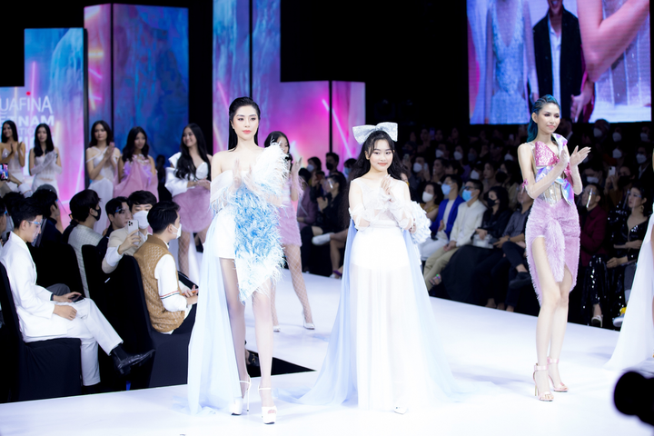 Lần đầu sải bước trên sàn catwalk, Hoa hậu Tô Diệp Hà được khen ngợi hết lời - 9