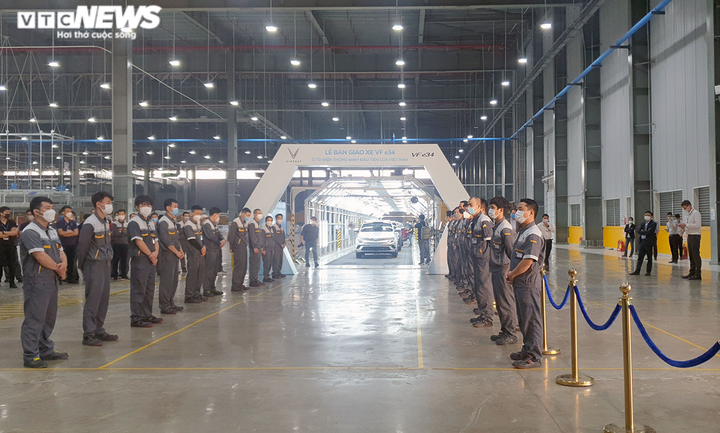 Ảnh: Cận cảnh những chiếc xe điện Vinfast VF e34 đầu tiên đến tay khách hàng - 2