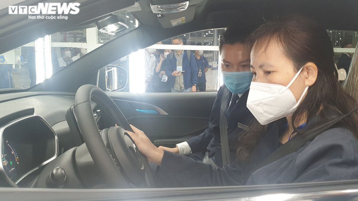 Ảnh: Cận cảnh những chiếc xe điện Vinfast VF e34 đầu tiên đến tay khách hàng - 7