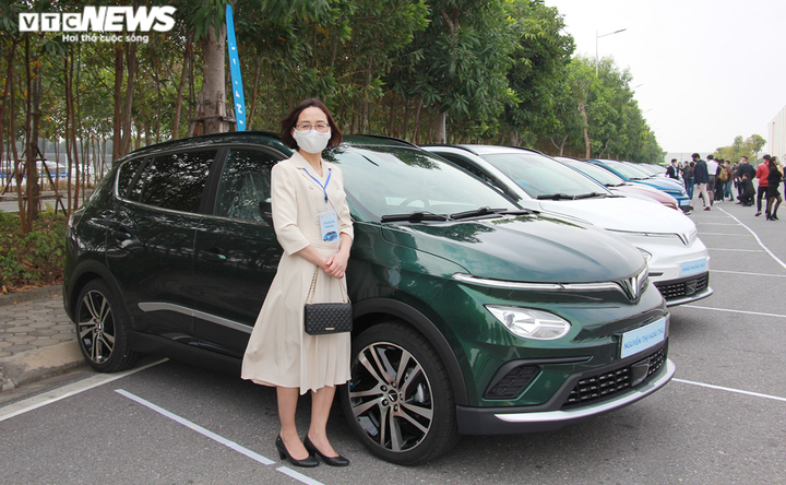 Lô ô tô điện Vinfast VF e34 đầu tiên đến tay khách hàng - 7