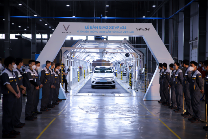 Lô ô tô điện Vinfast VF e34 đầu tiên đến tay khách hàng - 1