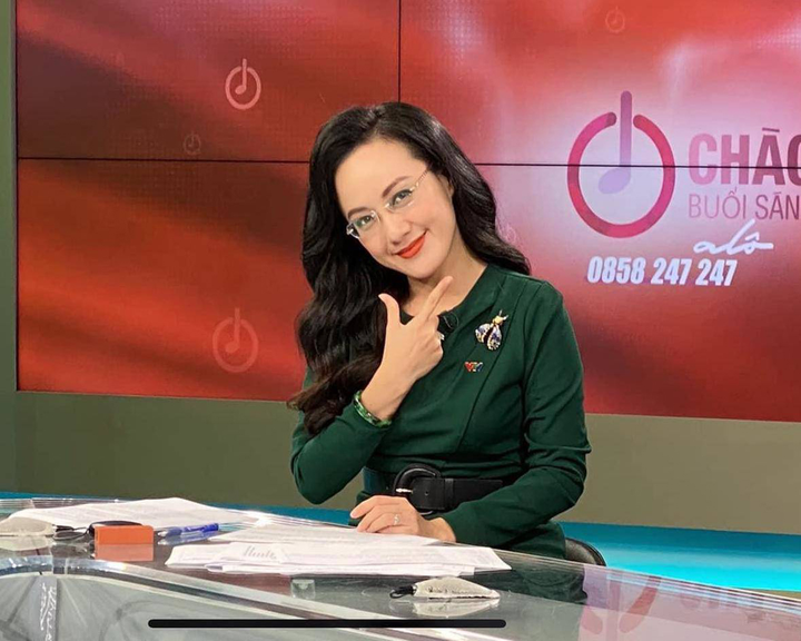 BTV Hoài Anh sau hậu trường: Gần gũi, hài hước nhưng lên hình là chỉn chu hết cỡ - 6