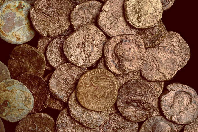 Phát hiện kho báu khổng lồ trong 'tàu ma' 1.700 năm - 2