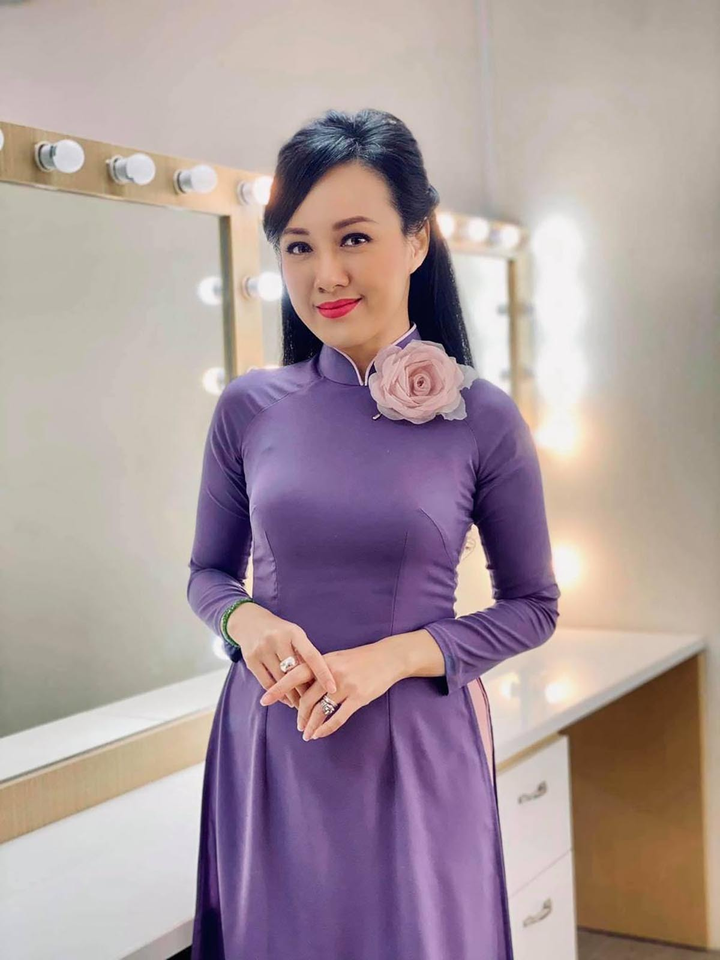 BTV Hoài Anh sau hậu trường: Gần gũi, hài hước nhưng lên hình là chỉn chu hết cỡ - 11