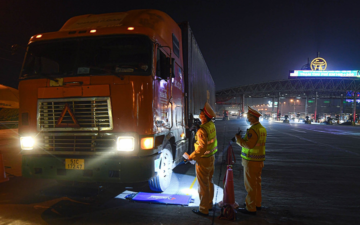 Bị gọi vào kiểm tra trọng tải, xe đầu kéo tăng ga tính bỏ chạy - 1