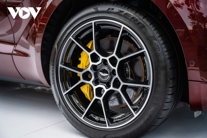 Ảnh chi tiết siêu SUV Aston Martin DBX gần 17 tỷ đồng tại Việt Nam - 4