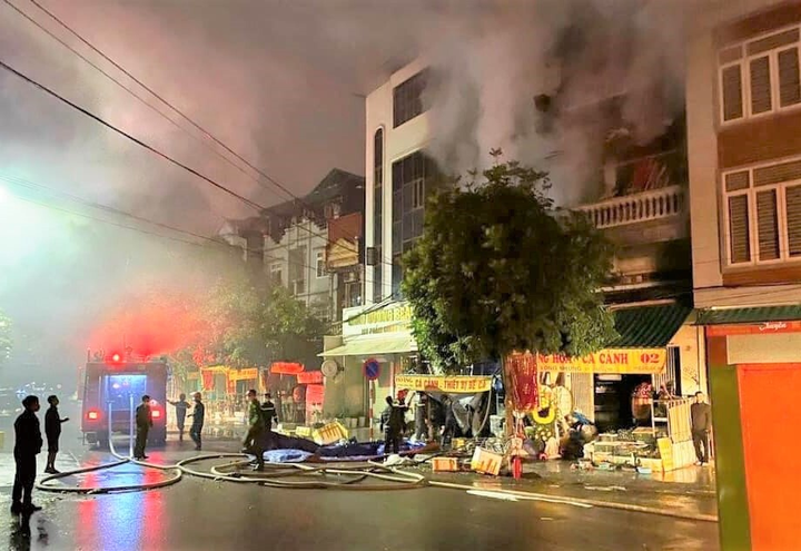 Cháy nhà 3 tầng, 2 vợ chồng cùng con nhỏ tử vong - 1