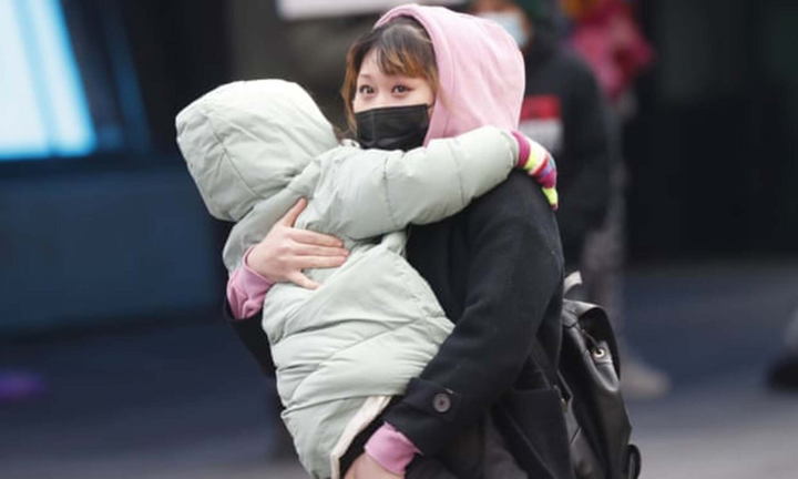 Mỹ báo động ca mắc COVID-19 tăng vọt ở trẻ em - 1