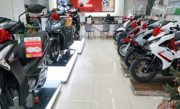 Kinh doanh cả năm èo uột, xe máy tung mẫu mới 'vợt' khách cuối năm - 4