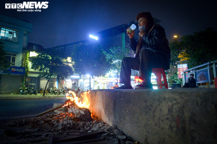 Người vô gia cư co ro đốt lửa, trùm chăn ngủ vỉa hè trong cái rét thấu xương - 1