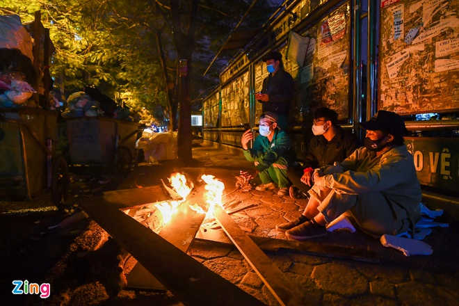 Ảnh: Người Hà Nội đốt lửa sưởi ấm trong đợt rét nhất từ đầu đông - 2