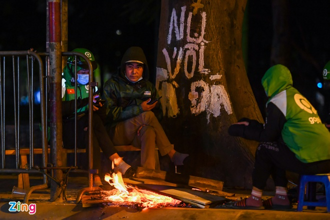 Ảnh: Người Hà Nội đốt lửa sưởi ấm trong đợt rét nhất từ đầu đông - 1