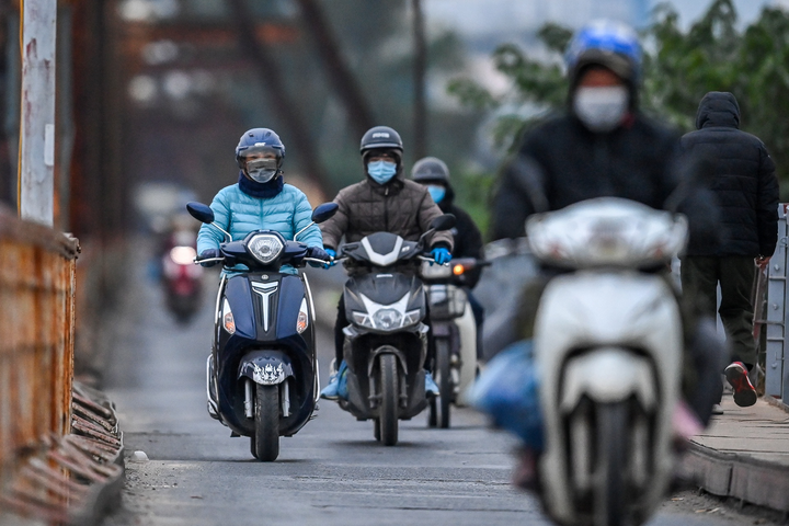 Ảnh: Người Hà Nội đốt lửa sưởi ấm trong đợt rét nhất từ đầu đông - 3