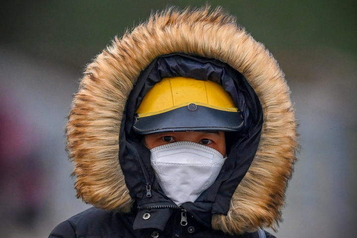 Ảnh: Người Hà Nội đốt lửa sưởi ấm trong đợt rét nhất từ đầu đông - 4