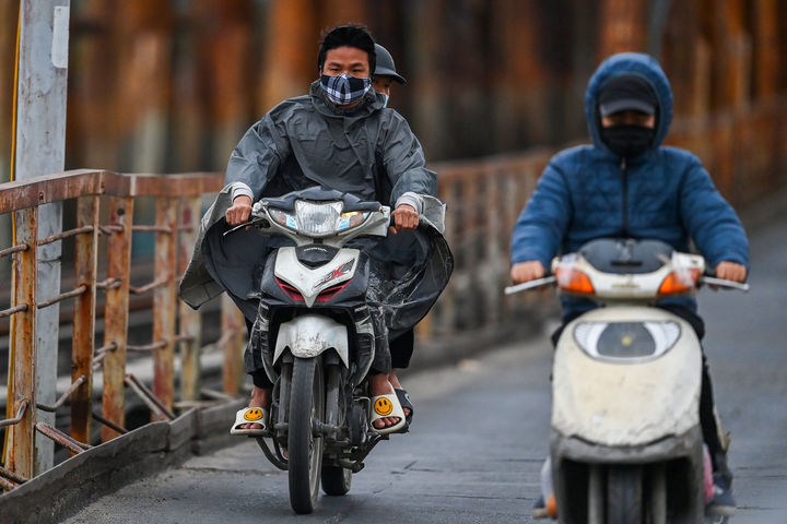 Ảnh: Người Hà Nội đốt lửa sưởi ấm trong đợt rét nhất từ đầu đông - 5