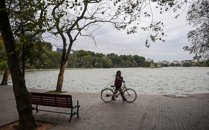 Ảnh: Người Hà Nội đốt lửa sưởi ấm trong đợt rét nhất từ đầu đông - 6