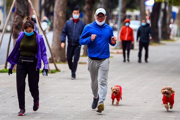 Ảnh: Người Hà Nội đốt lửa sưởi ấm trong đợt rét nhất từ đầu đông - 7