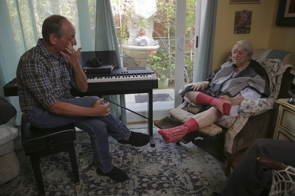 Học sinh 62 tuổi gây quỹ trả ơn cô giáo 97 tuổi - 3