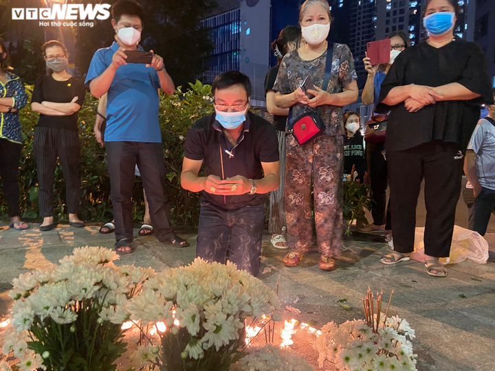 Tưởng niệm bé gái nghi bị hành hạ đến chết: 'Sao người ta ác với con như vậy?' - 1