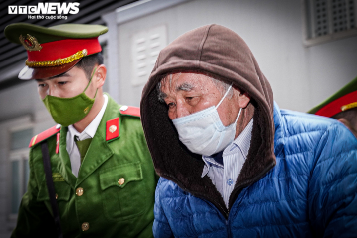 Ảnh: Dàn cựu lãnh đạo Sở Kế hoạch và Đầu tư Hà Nội bị áp giải đến phiên xét xử - 8