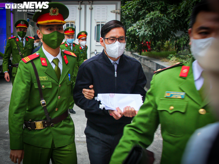 Ảnh: Dàn cựu lãnh đạo Sở Kế hoạch và Đầu tư Hà Nội bị áp giải đến phiên xét xử - 3