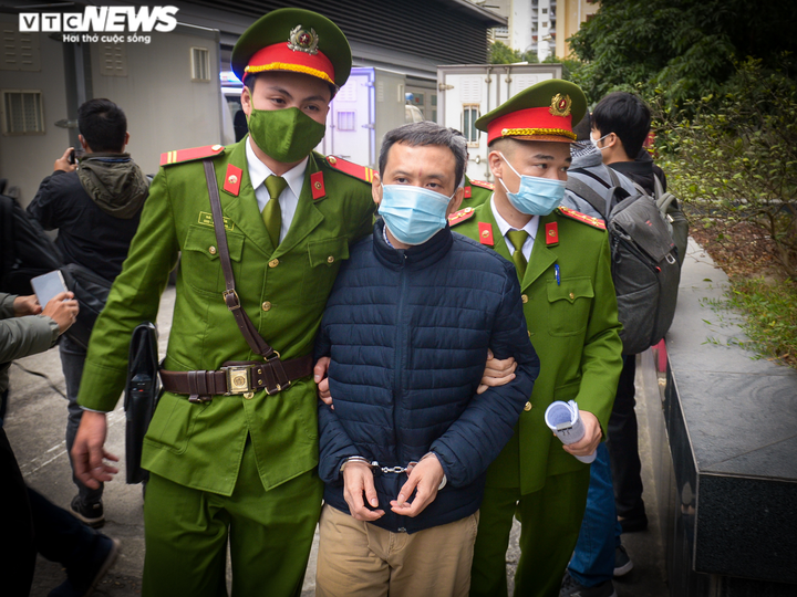 Ảnh: Dàn cựu lãnh đạo Sở Kế hoạch và Đầu tư Hà Nội bị áp giải đến phiên xét xử - 5