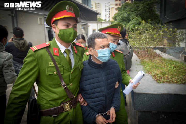 Ảnh: Dàn cựu lãnh đạo Sở Kế hoạch và Đầu tư Hà Nội bị áp giải đến phiên xét xử - 9