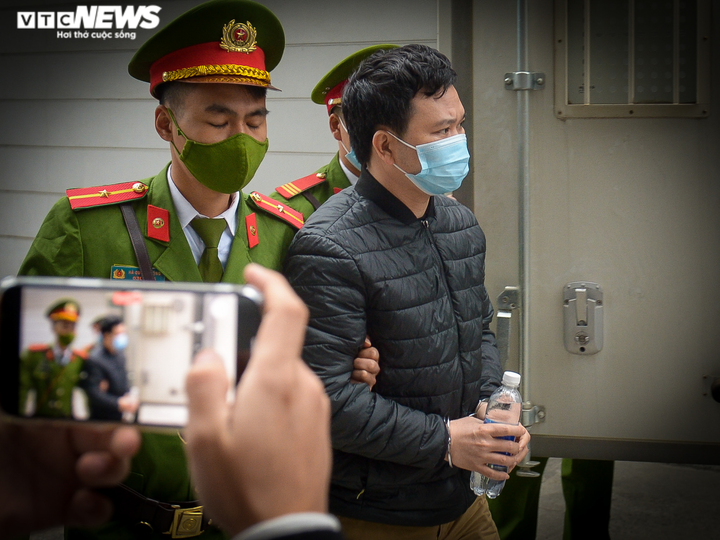 Ảnh: Dàn cựu lãnh đạo Sở Kế hoạch và Đầu tư Hà Nội bị áp giải đến phiên xét xử - 4