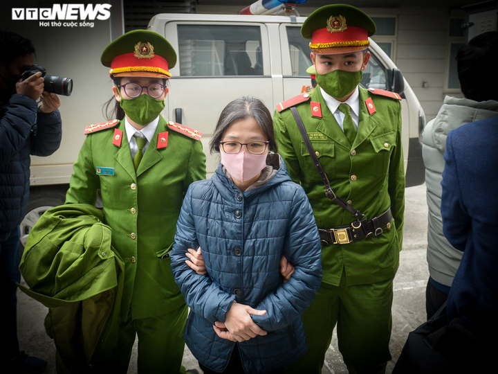 Ảnh: Dàn cựu lãnh đạo Sở Kế hoạch và Đầu tư Hà Nội bị áp giải đến phiên xét xử - 6