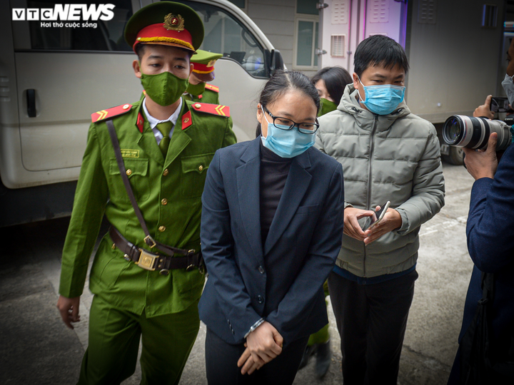 Ảnh: Dàn cựu lãnh đạo Sở Kế hoạch và Đầu tư Hà Nội bị áp giải đến phiên xét xử - 7