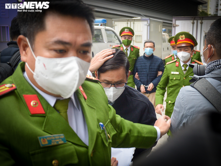 Ảnh: Dàn cựu lãnh đạo Sở Kế hoạch và Đầu tư Hà Nội bị áp giải đến phiên xét xử - 2