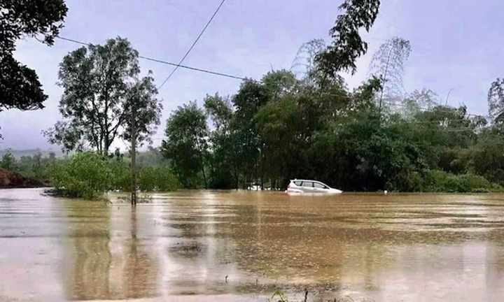 Đất đá trên đỉnh đèo ùn ùn đổ về theo dòng lũ, Huế khẩn cấp di dời nhiều hộ dân - 2