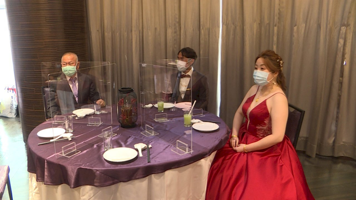 Tình huống 'dở khóc dở cười' bắt gặp tại tiệc cưới vừa hoang mang vừa bật cười - 2