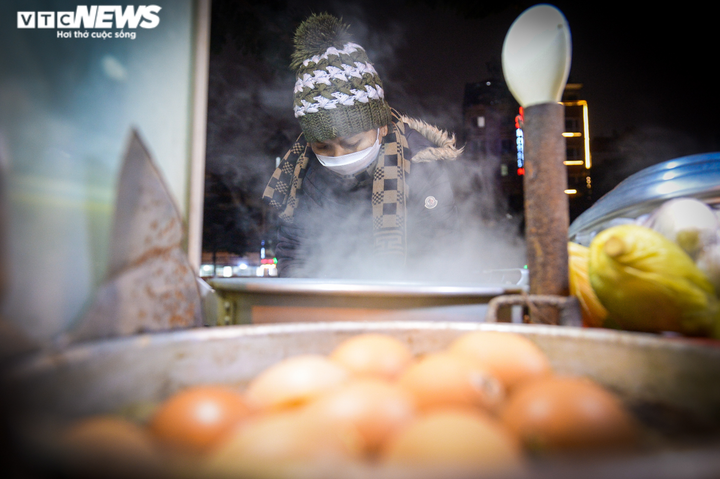 Người vô gia cư co ro đốt lửa, trùm chăn ngủ vỉa hè trong cái rét thấu xương - 4