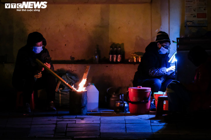 Người vô gia cư co ro đốt lửa, trùm chăn ngủ vỉa hè trong cái rét thấu xương - 2