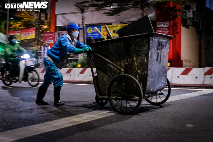 Người vô gia cư co ro đốt lửa, trùm chăn ngủ vỉa hè trong cái rét thấu xương - 8