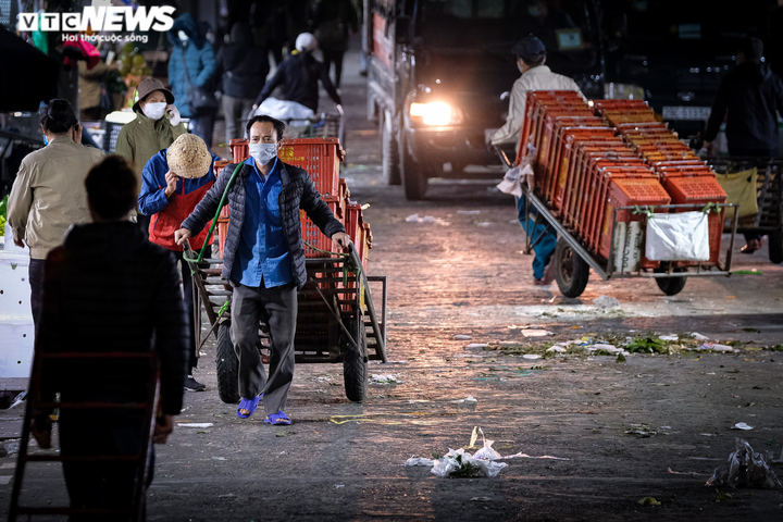 Người vô gia cư co ro đốt lửa, trùm chăn ngủ vỉa hè trong cái rét thấu xương - 7