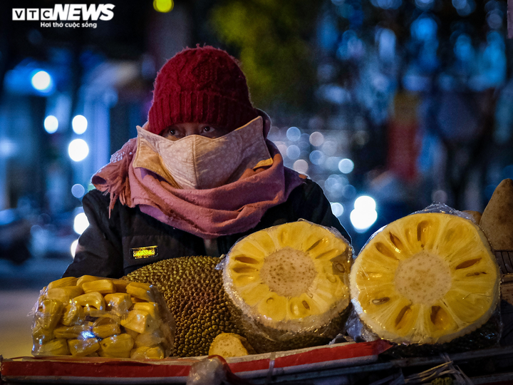 Người vô gia cư co ro đốt lửa, trùm chăn ngủ vỉa hè trong cái rét thấu xương - 9