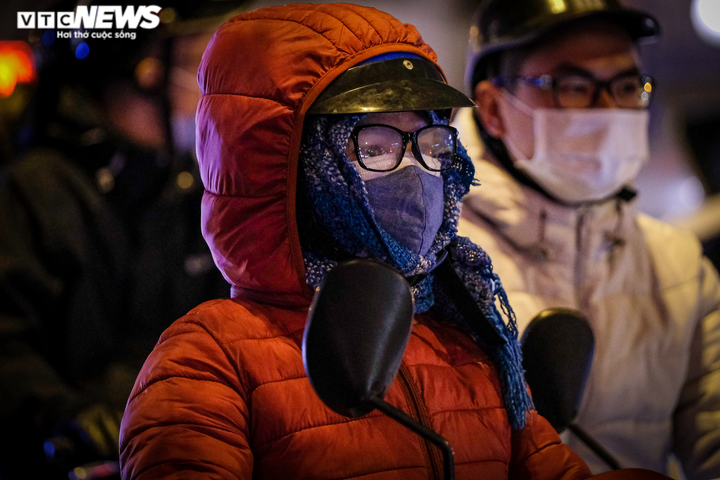 Người vô gia cư co ro đốt lửa, trùm chăn ngủ vỉa hè trong cái rét thấu xương - 10