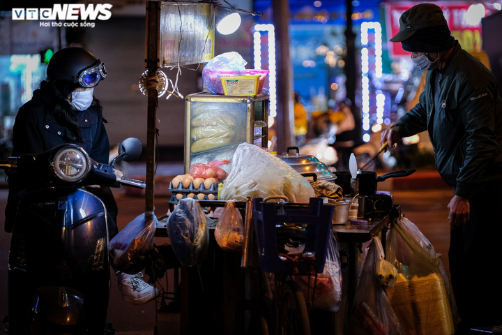 Người vô gia cư co ro đốt lửa, trùm chăn ngủ vỉa hè trong cái rét thấu xương - 3