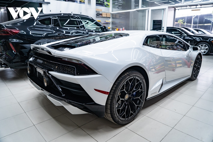 Lamborghini Huracan EVO RWD độc nhất Việt Nam, giá hơn 20 tỷ đồng - 5