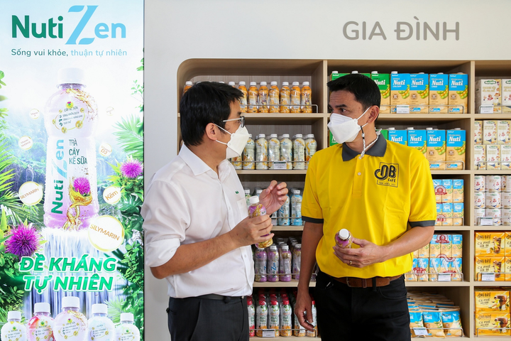 HLV Kiatisak thăm đối tác đặc biệt trước ngày trở lại HAGL - 2