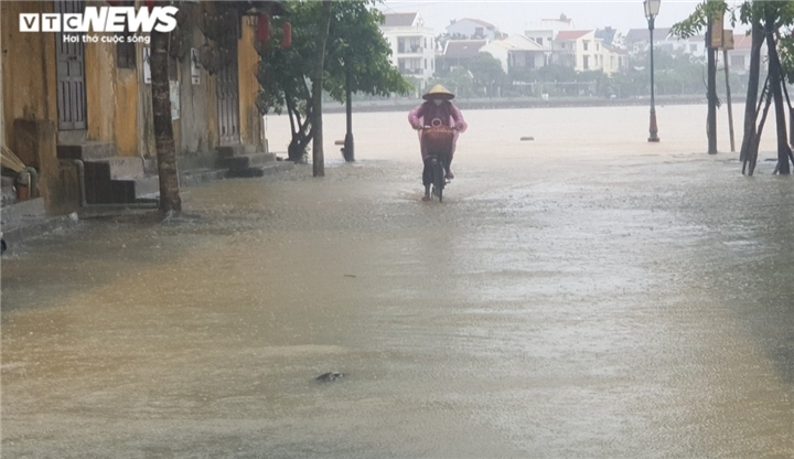 Thời tiết ngày 28/12: Miền Bắc nền nhiệt tăng nhẹ, miền Trung đề phòng lũ quét - 1