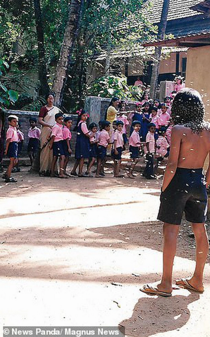 Nổi gai ốc chàng trai ‘người ong’: 60.000 con ‘làm tổ’ trên mặt vẫn không hề hấn - 2