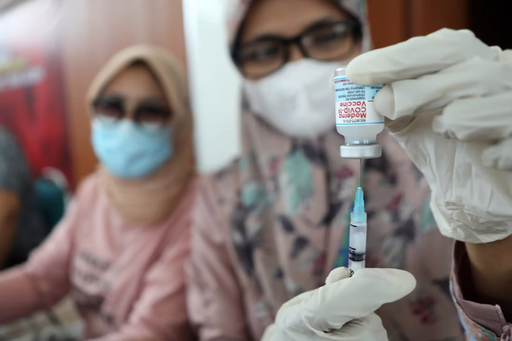 Người đàn ông Indonesia tiêm 14 mũi vaccine COVID-19 hộ người khác để lấy tiền - 1
