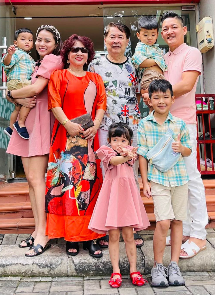 4 mẹ kế Vbiz yêu con chồng như con ruột: Đàm Thu Trang - Subeo không ngại ôm hôn - 6