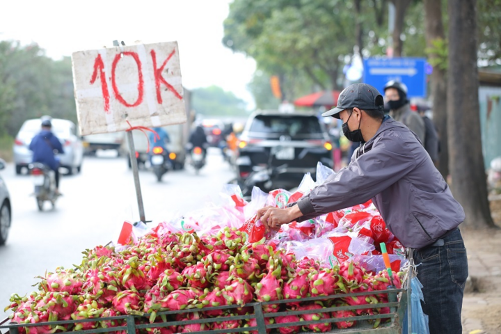 Đến lượt thanh long tắc biên được bán 'xả hàng', có nơi giá 3.500 đồng/kg - 2