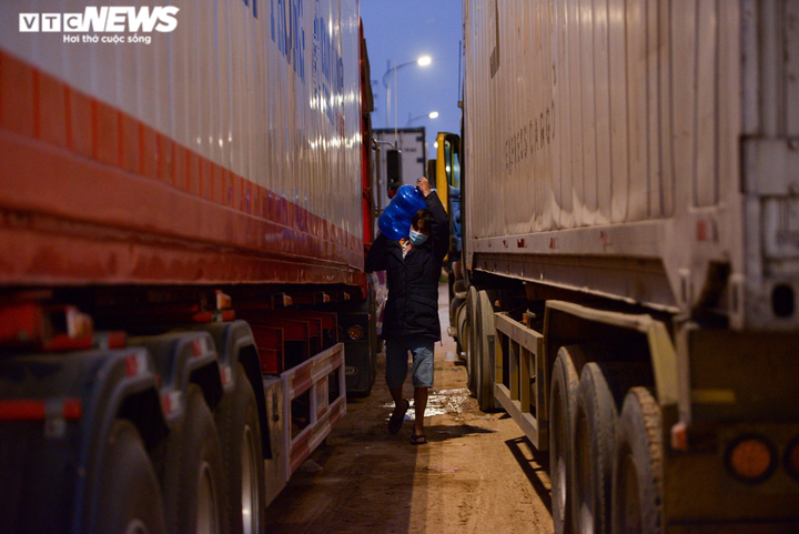 Ảnh: Cuộc sống của tài xế trong chuỗi ngày mắc kẹt, chờ thông quan ở Lạng Sơn - 10